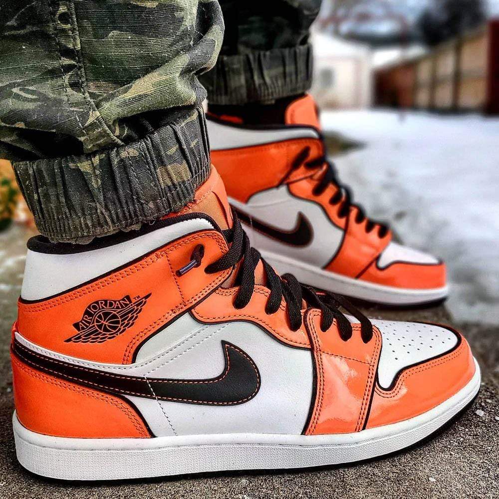 Air Jordan 1 Mid SE “Turf Orange”